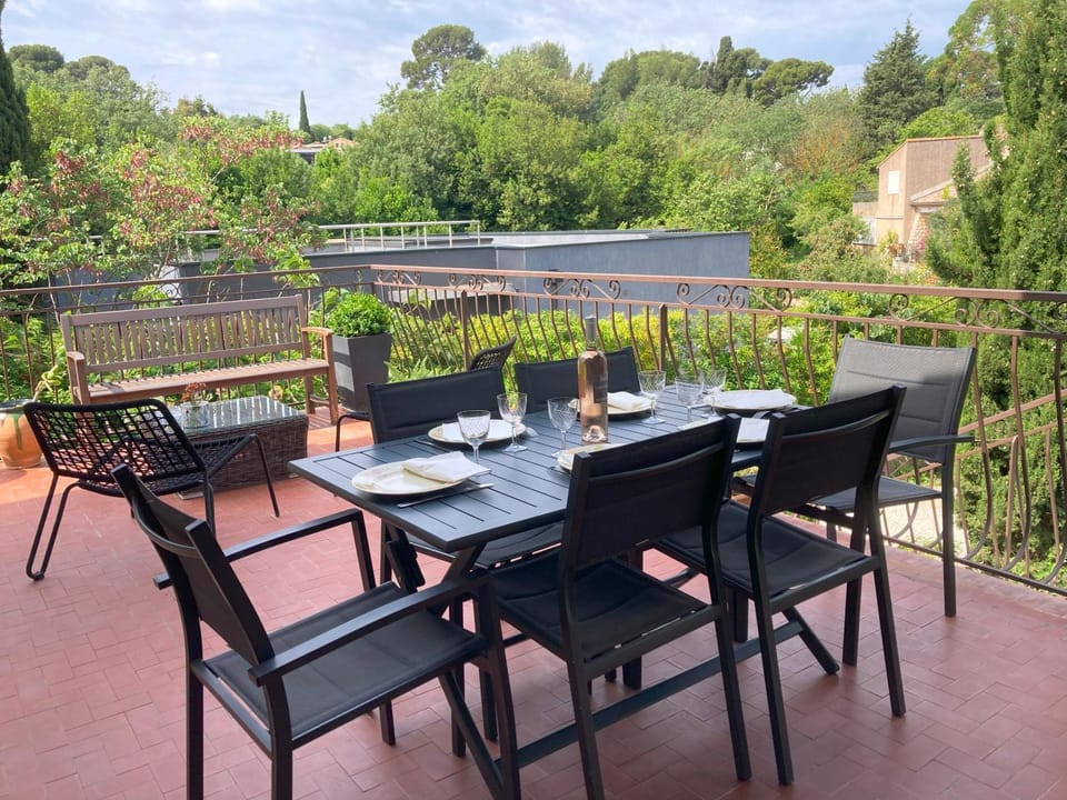 Haut de villa avec terrasse privative jardin et parking tout près des plages Apartment in Toulon