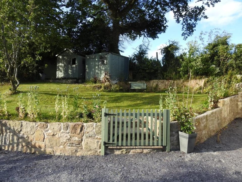 Cosy country cottage with outdoor bathing House in Wales