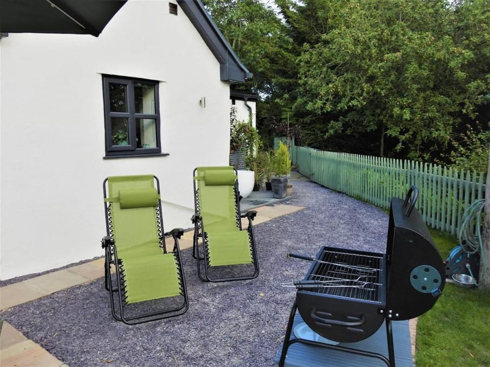 Cosy country cottage with outdoor bathing House in Wales