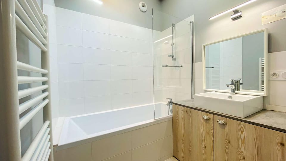 Bathroom, Bath, towels