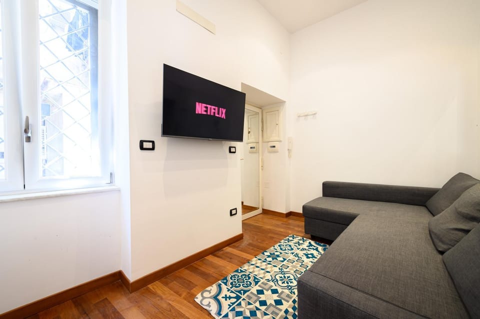 TV and multimedia, Living room, Seating area, Evening entertainment