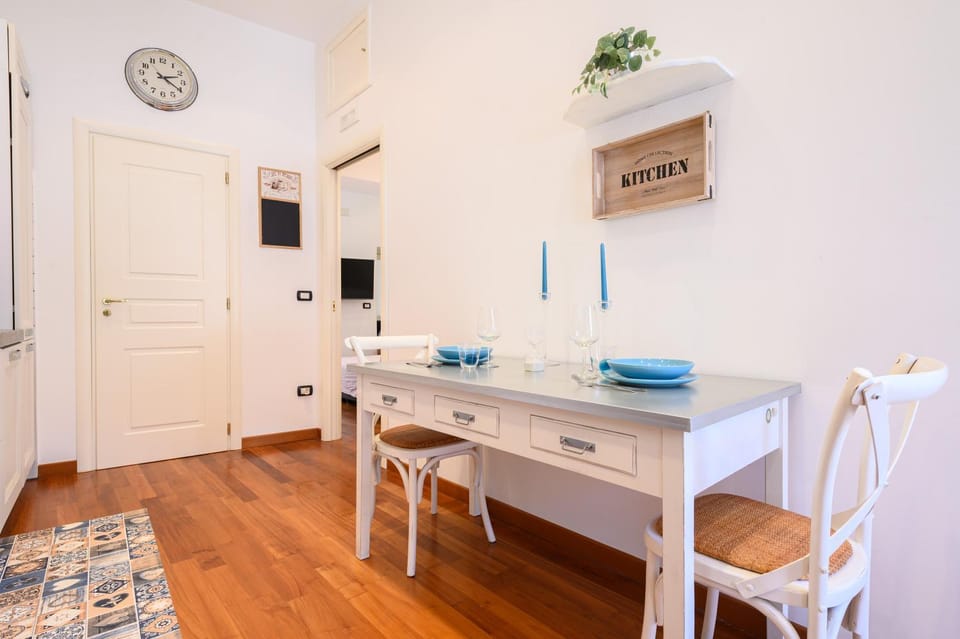 Kitchen or kitchenette, Dining area, air conditioner
