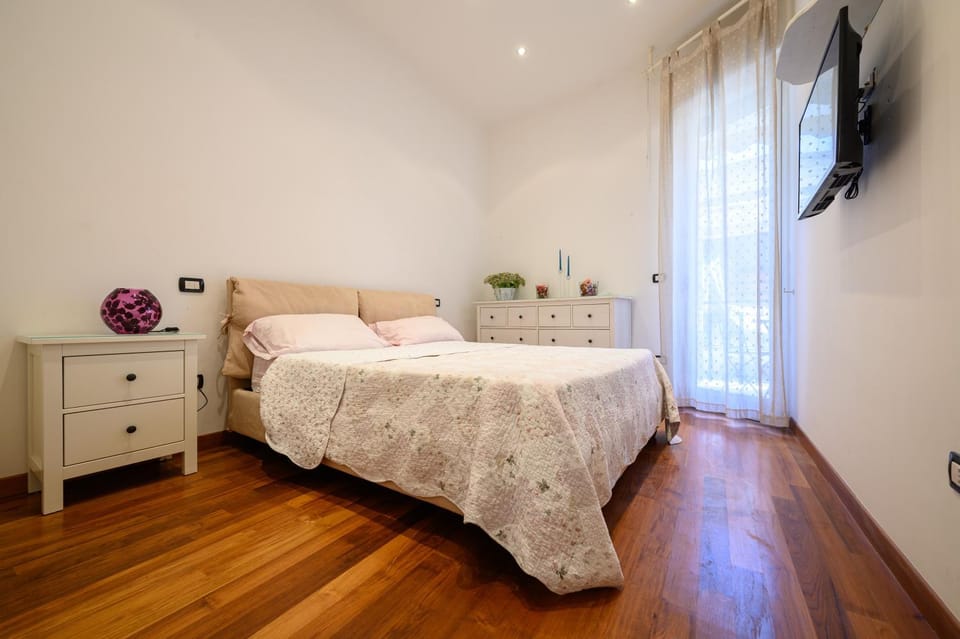 Bed, TV and multimedia, Photo of the whole room, Bedroom, air conditioner