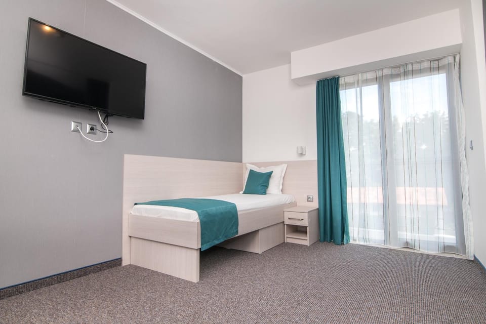 Communal lounge/ TV room, Bed, Living room, Photo of the whole room