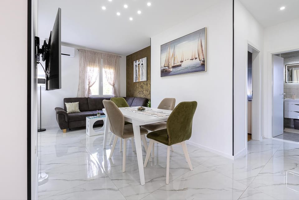 TV and multimedia, Living room, Seating area, Dining area