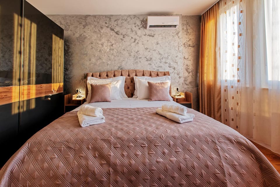 Bed, Bedroom, towels, air conditioner