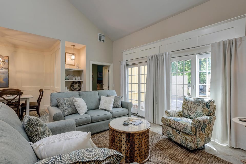 Large outdoor deck Two King Beds, Bunk Beds Bikes & Beach Gear included House in Hilton Head Island