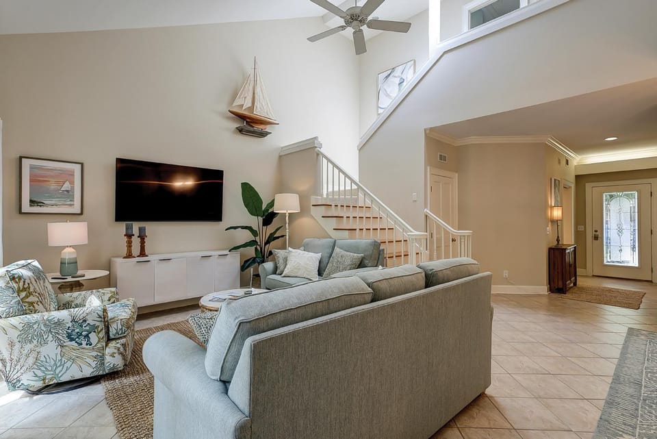 Large outdoor deck Two King Beds, Bunk Beds Bikes & Beach Gear included House in Hilton Head Island