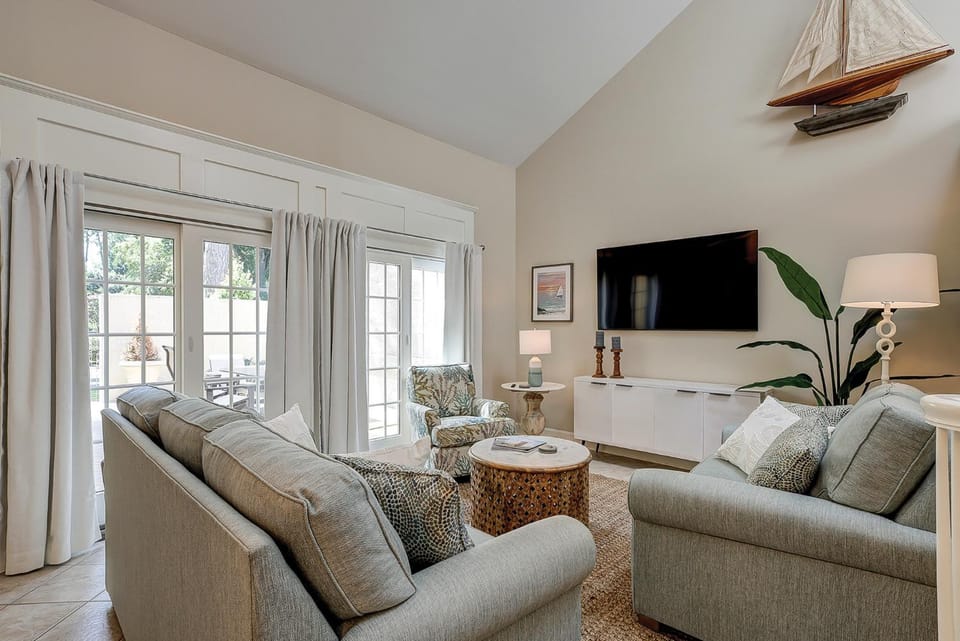 Large outdoor deck Two King Beds, Bunk Beds Bikes & Beach Gear included House in Hilton Head Island
