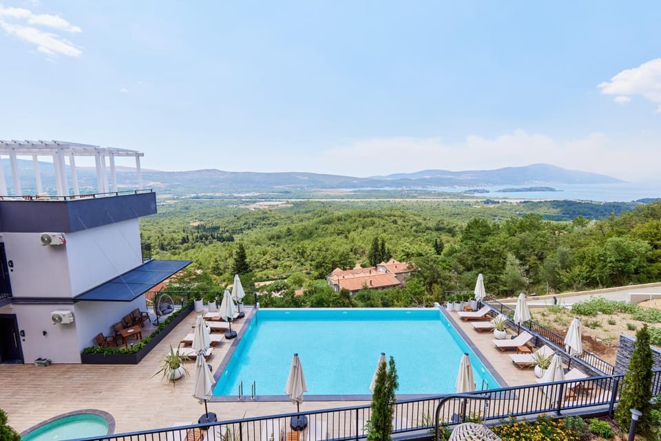 Nearby landmark, Day, Sea view, Swimming pool