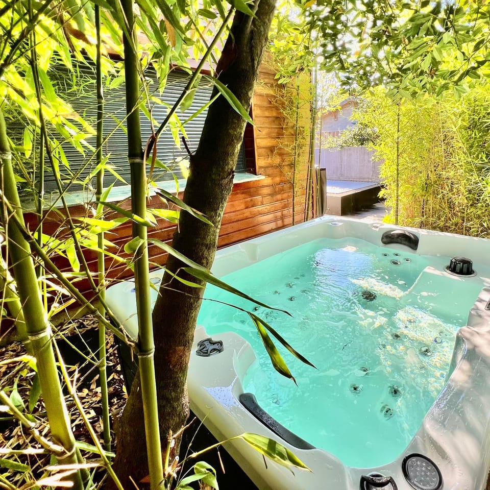 Day, Natural landscape, Garden, Hot Tub, Garden view, Pool view
