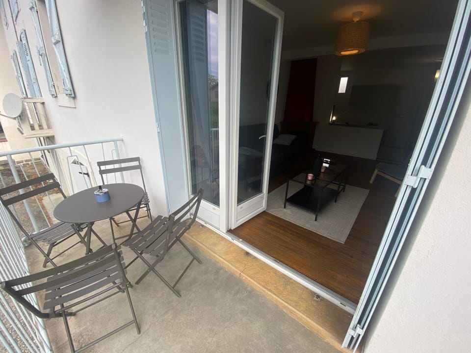 Fabuleux T3 climatisé de 85 m2, situé au calme avec grand parking gratuit privé ,Fibre wifi Apartment in Occitanie