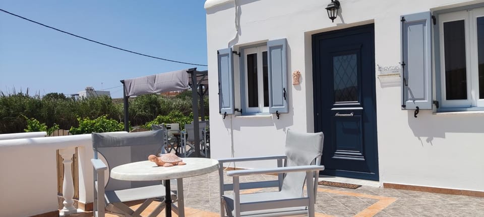 Property building, Patio, Balcony/Terrace