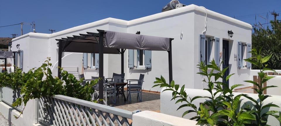 Property building, Patio, Balcony/Terrace, Dining area