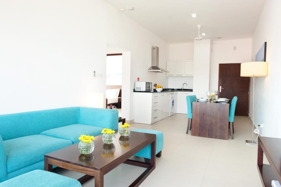 Kitchen or kitchenette, Living room, Seating area, Dining area