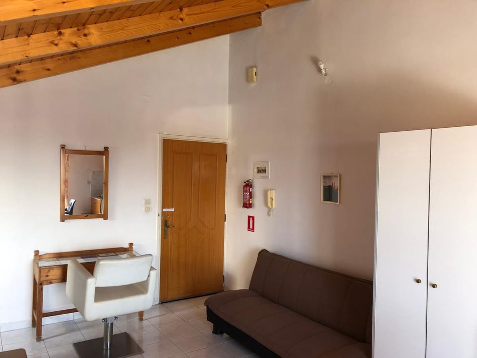 Bed, Living room, Seating area, Dining area, wardrobe