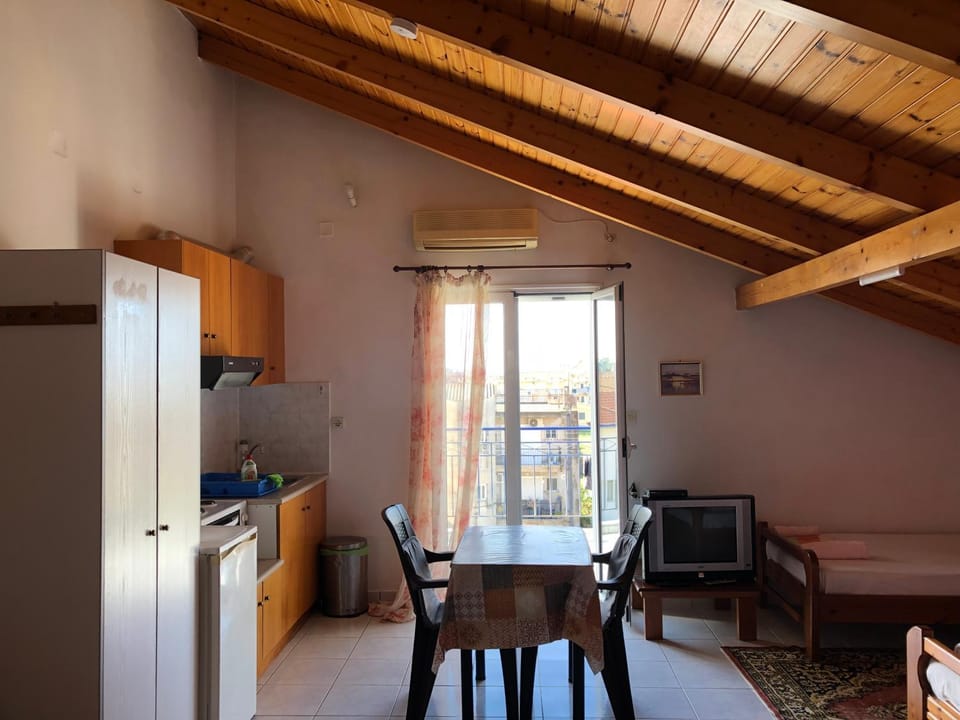 Kitchen or kitchenette, Living room, Seating area, Dining area, oven, stove