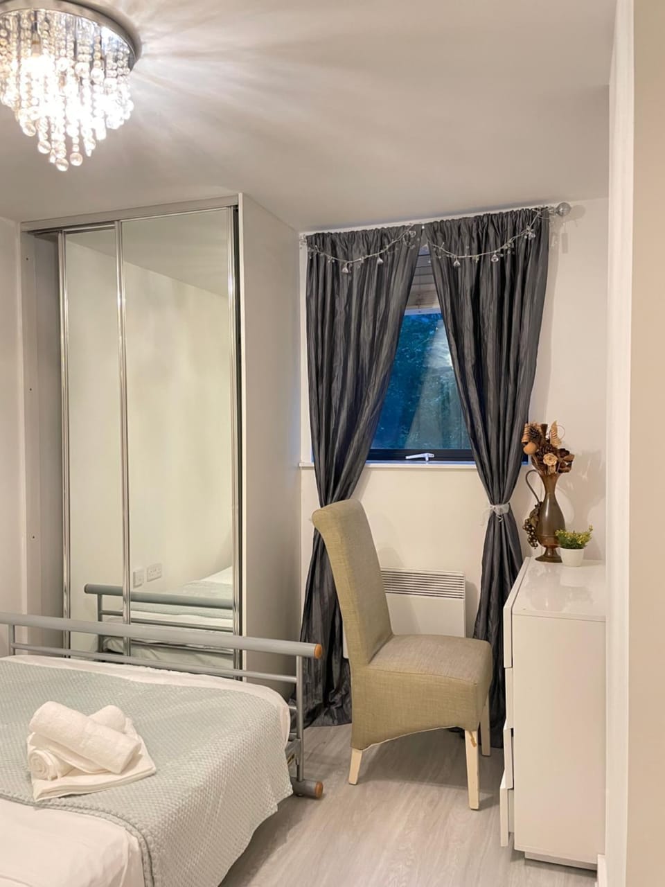 Photo of the whole room, Bedroom