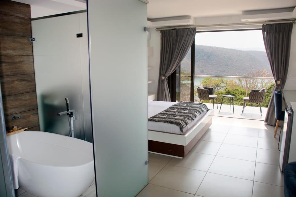 Bed, Natural landscape, Bathroom, Photo of the whole room, Bedroom, Lake view, Bath, towels