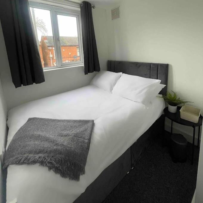 Lovely 3 Bedroom property with extensive parking Apartment in The Royal Town of Sutton Coldfield