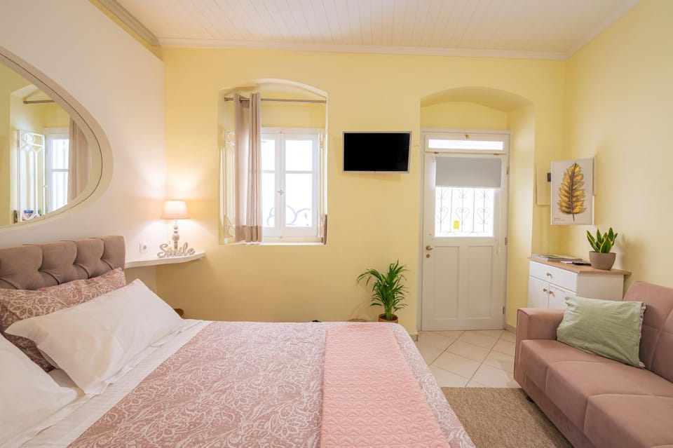 Bed, Seating area