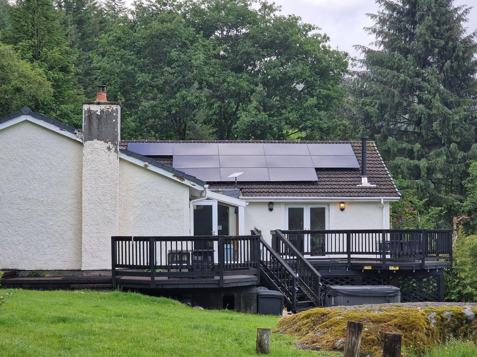 WATERSIDE 3 BED COTTAGE, HOT TUB, SAUNA, PVT BEACH House in Scotland