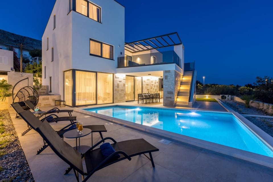 BBQ facilities, Balcony/Terrace, Dining area, Sea view, Swimming pool