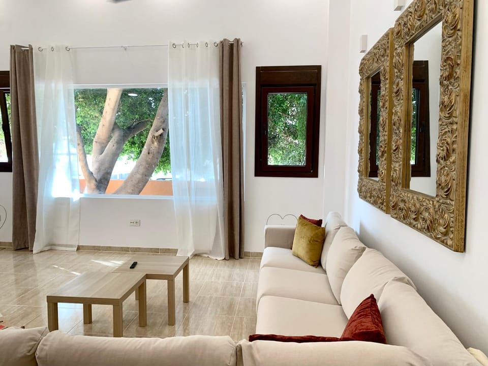 AMPLIA VIVIENDA NEW para12 pers a 4 min caminando de PLAYA con Terraza, Piscina Com, Wifi, Ventiladores de techo, Lavavajillas House in Roquetas de Mar