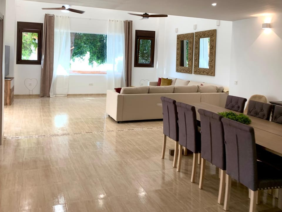 AMPLIA VIVIENDA NEW para12 pers a 4 min caminando de PLAYA con Terraza, Piscina Com, Wifi, Ventiladores de techo, Lavavajillas House in Roquetas de Mar