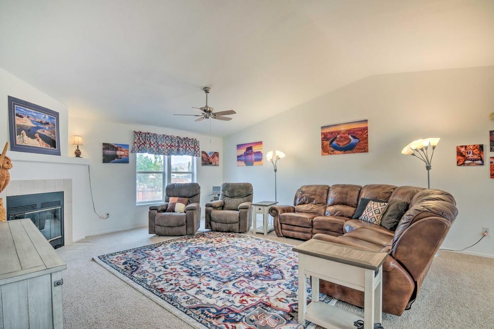13 Mi to Lake Powell: Mtn-View Home w/ Deck & BBQ House in Utah