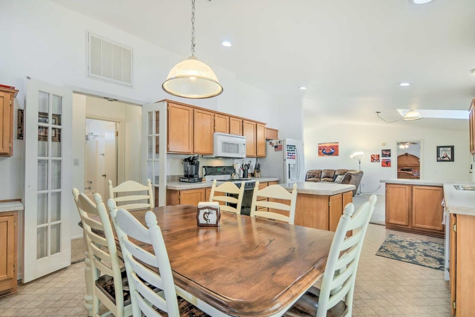 13 Mi to Lake Powell: Mtn-View Home w/ Deck & BBQ House in Utah