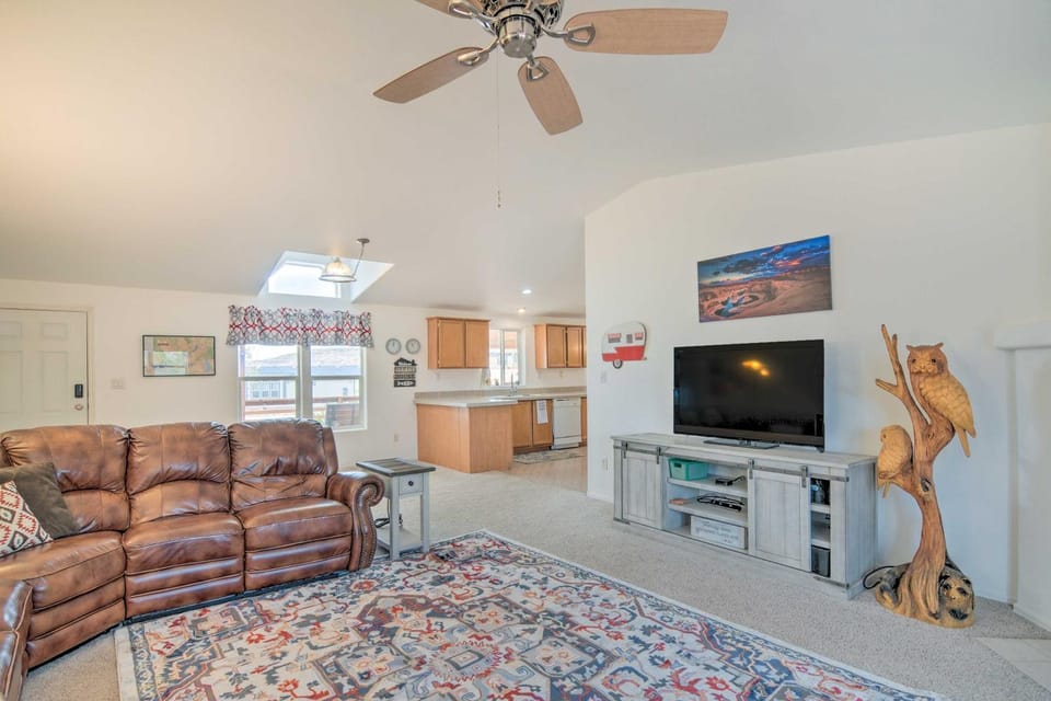 13 Mi to Lake Powell: Mtn-View Home w/ Deck & BBQ House in Utah