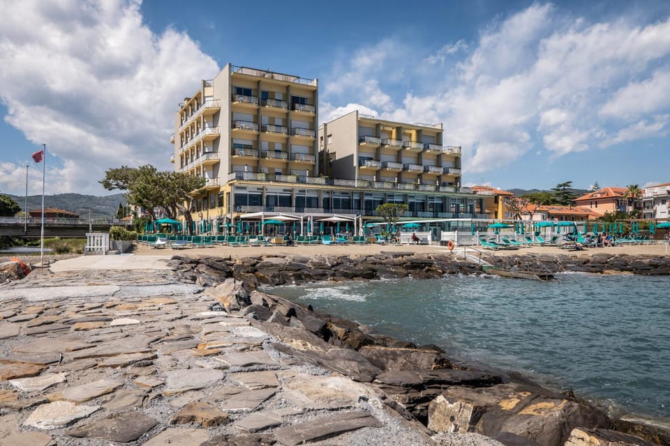 Property building, Day, Natural landscape, Sea view, Location