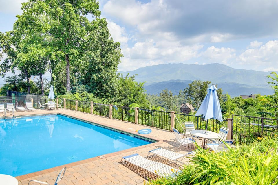 Hot Tub & Resort Perks! Gatlinburg Mtn Retreat House in Gatlinburg
