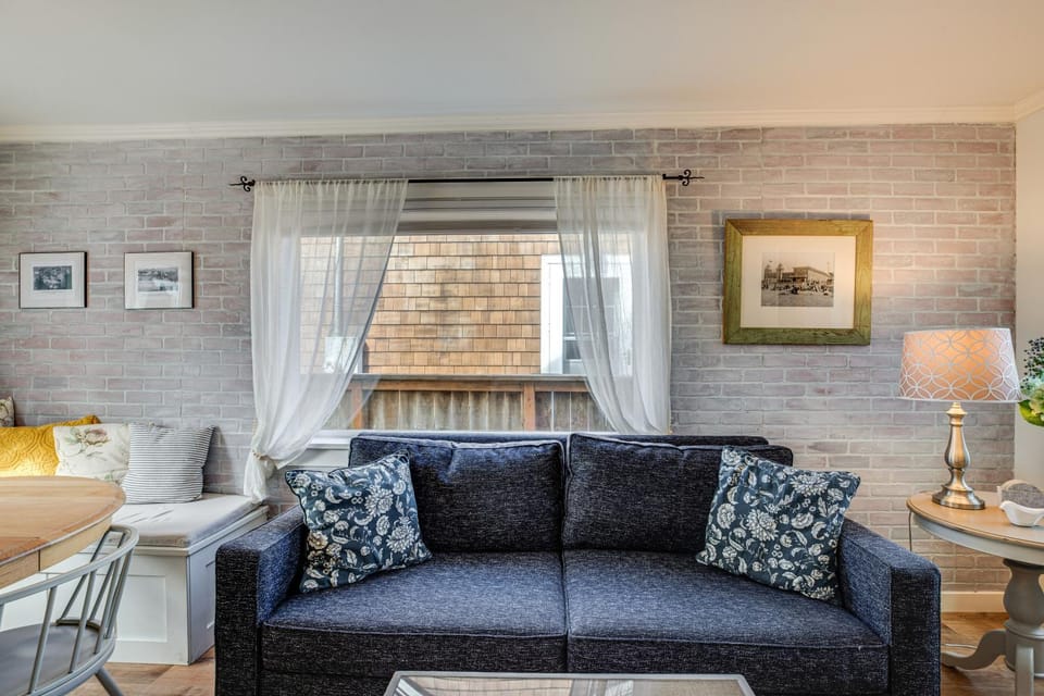 Quaint 'Sur La Mer' Cottage w/ Deck, Fire Pit House in Seaside