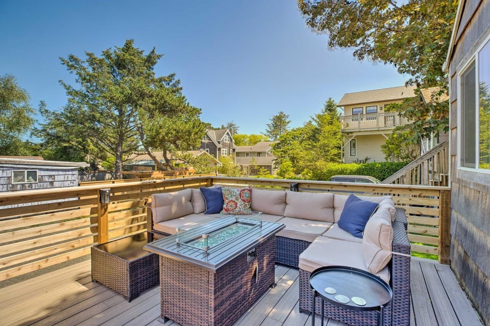 Quaint 'Sur La Mer' Cottage w/ Deck, Fire Pit House in Seaside