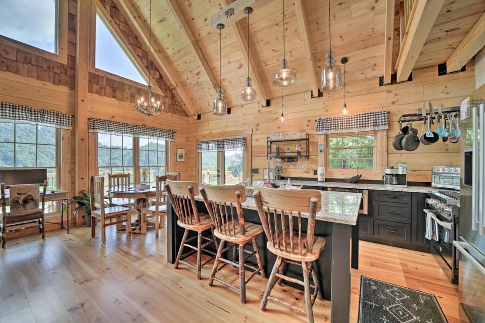Luxe Log Cabin w/ Modern Finishes & Mtn Views Cabin in Maggie Valley