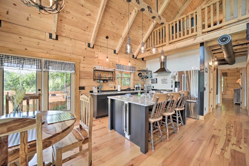 Luxe Log Cabin w/ Modern Finishes & Mtn Views Cabin in Maggie Valley