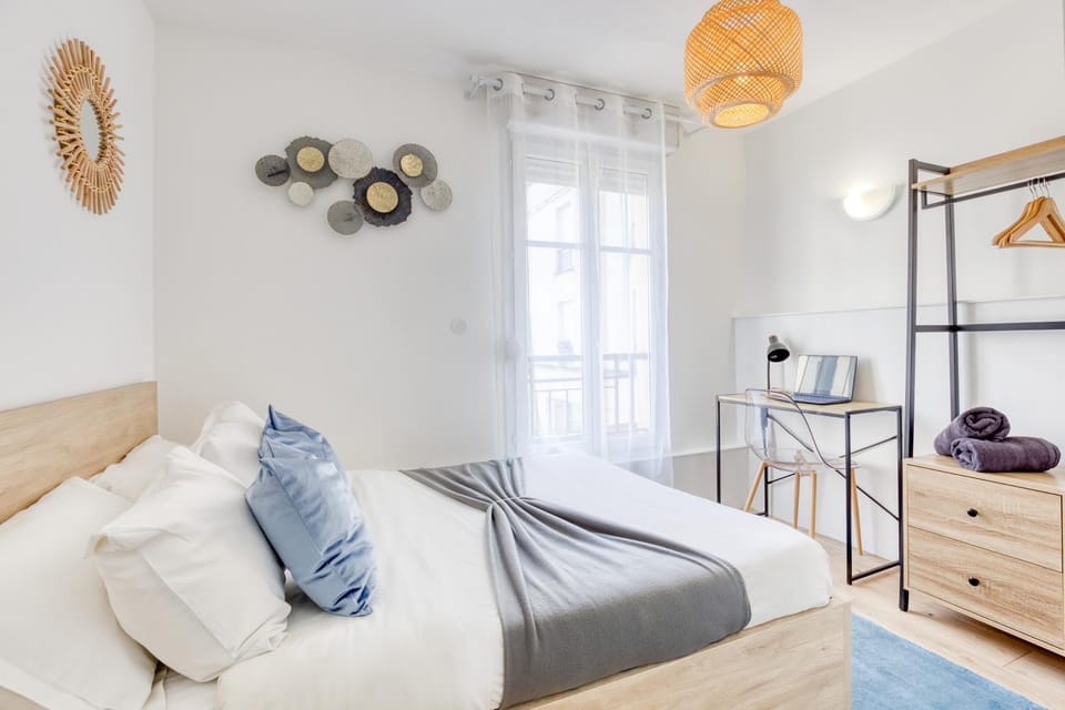 Photo of the whole room, Bedroom
