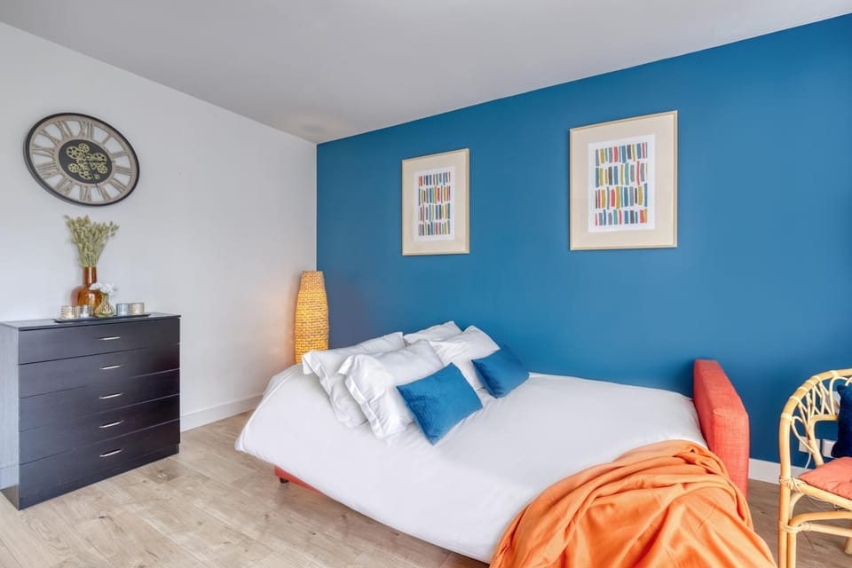 Bed, Living room