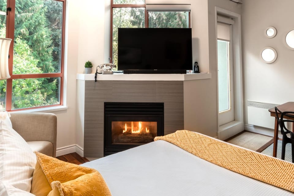 Alpenglow Lodge Large Studio by MVA Apartment in Whistler