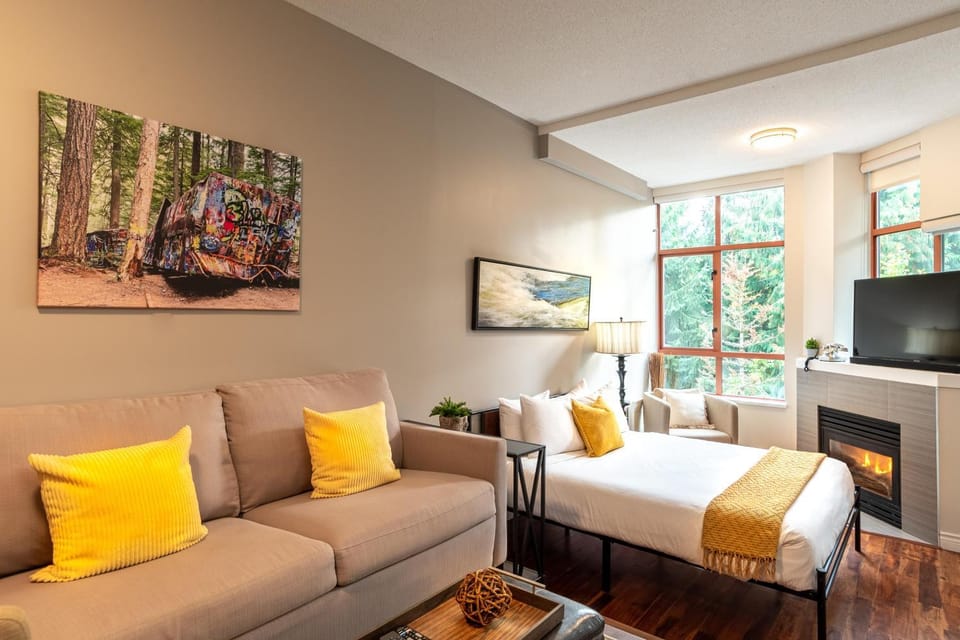 Alpenglow Lodge Large Studio by MVA Apartment in Whistler