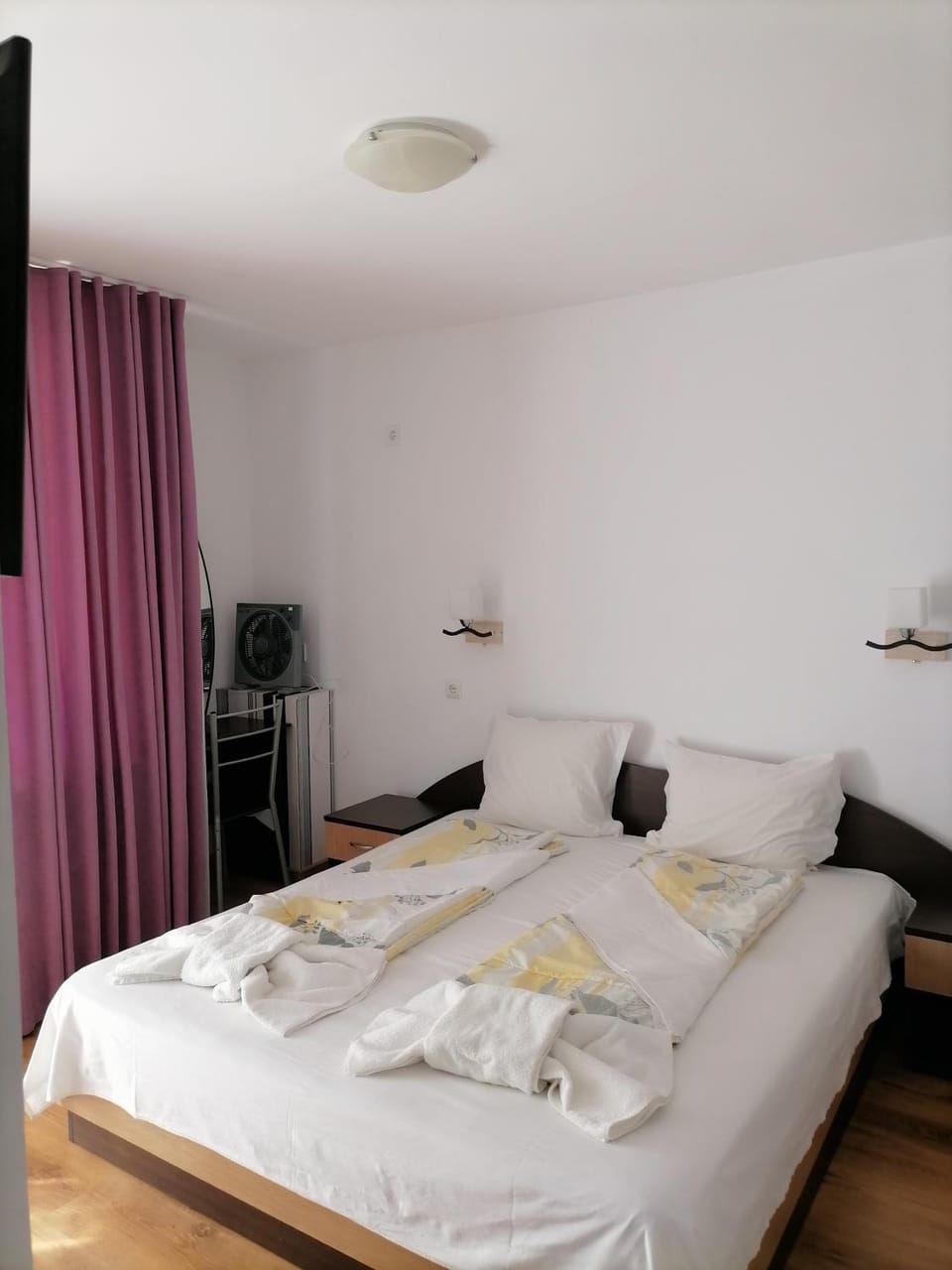 Bed, TV and multimedia, Photo of the whole room, Bedroom, towels