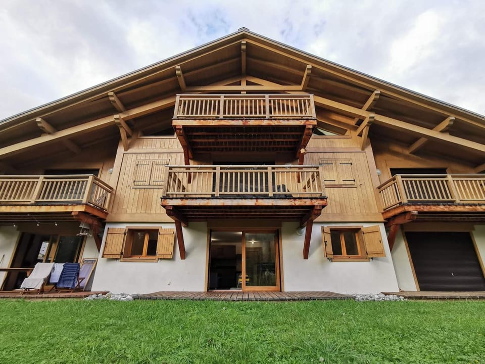 Appartement T3 cosy près du centre avec terrasse et parking - FR-1-624-114 Apartment in Samoëns
