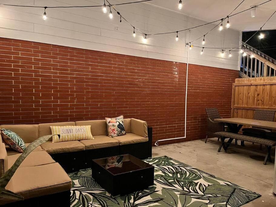 TWO LIVING QUARTERS, 6MIN WALK TO BEACH, FEW STEPS FROM RESTAURANTS House in Vilano Beach
