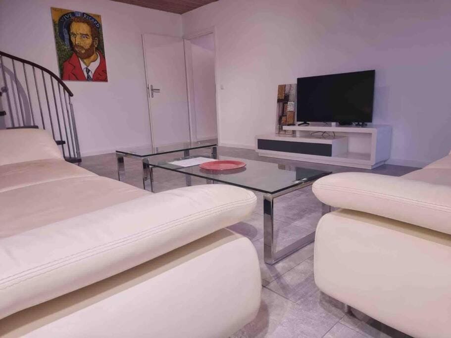 Communal lounge/ TV room, TV and multimedia, Living room, Seating area