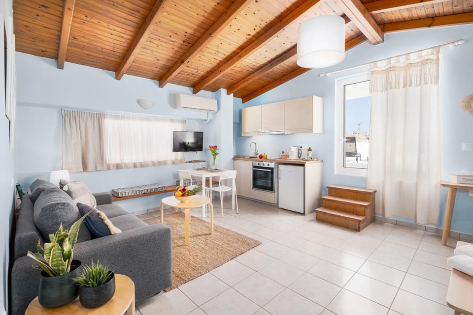 Kitchen or kitchenette, Seating area, Dining area