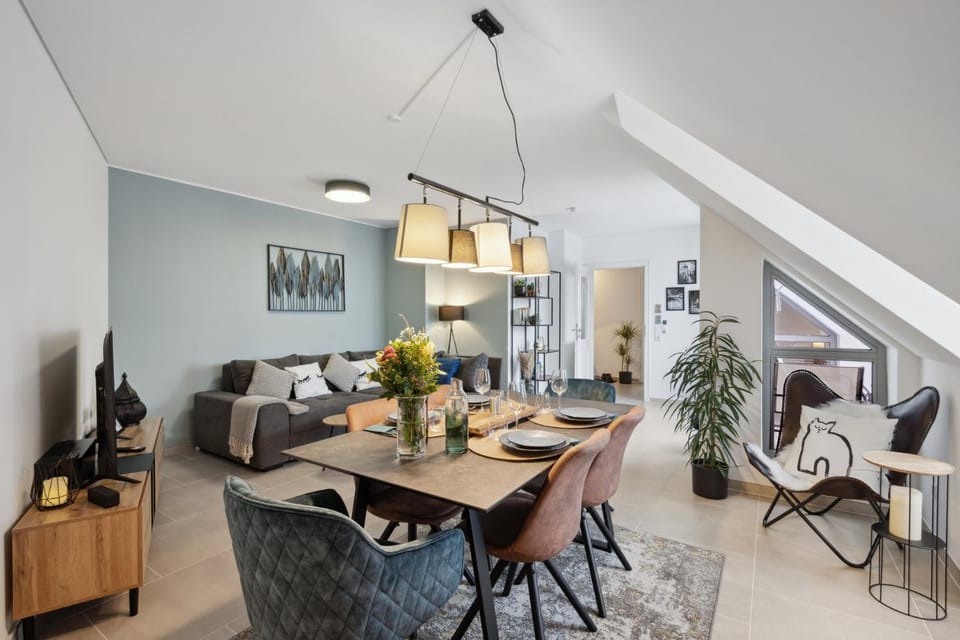 Communal lounge/ TV room, TV and multimedia, Living room, Photo of the whole room, Seating area, Dining area, hair dresser