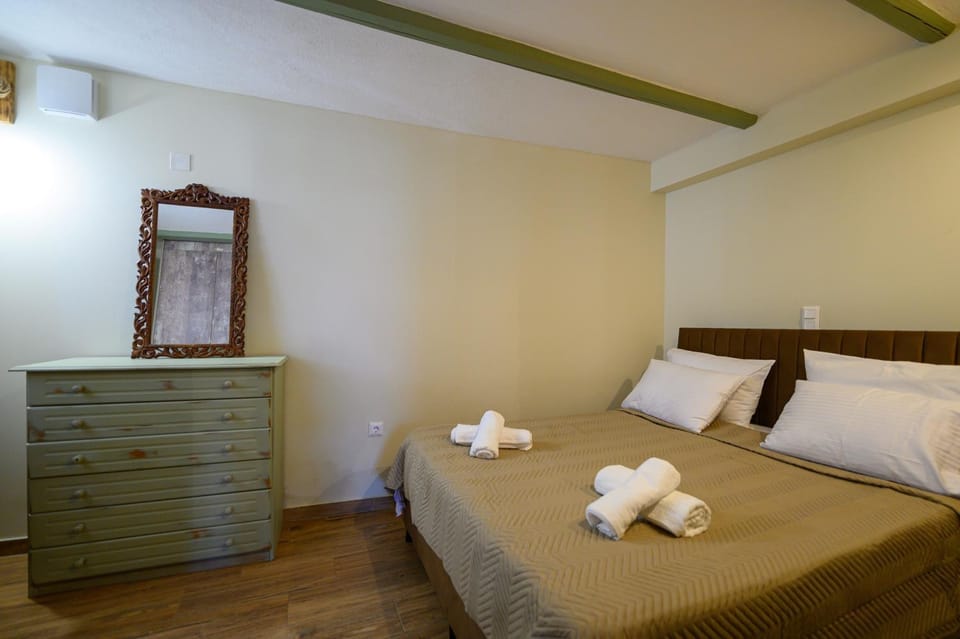 Bed, Photo of the whole room, Decorative detail, Bedroom, Family, towels, wardrobe