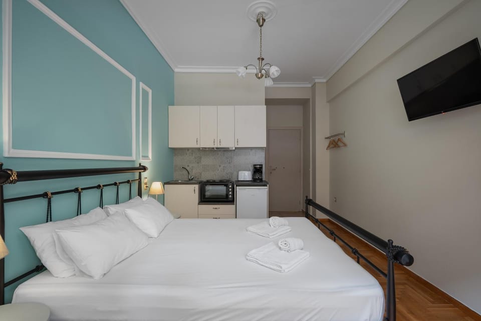 Bed, TV and multimedia, Photo of the whole room